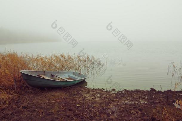 捕鱼小船向指已提到的人湖采用指已提到的人雾