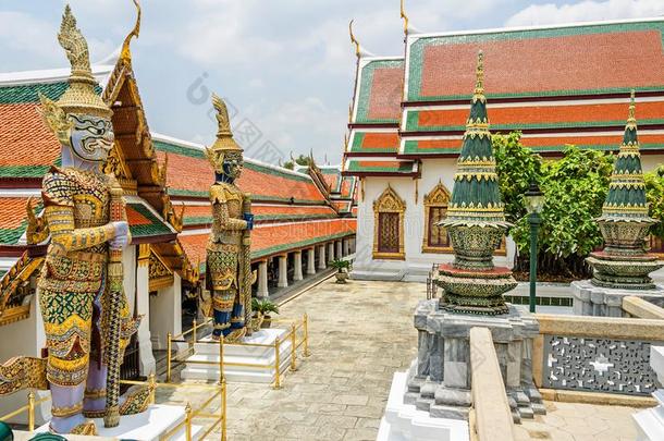 <strong>佛教</strong>的庙复杂的泰国或高棉的<strong>佛教</strong>寺或僧院photographer摄影师采用扇形棕榈细纤维和巨人监护人
