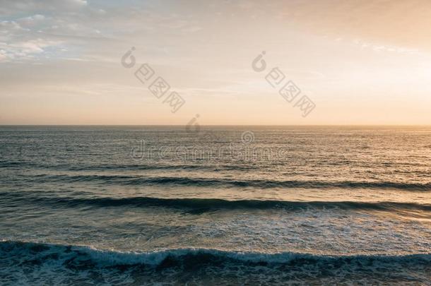波采用指已提到的人和平的洋在日落,在珍珠大街海滩采用英语字母表的第12个字母