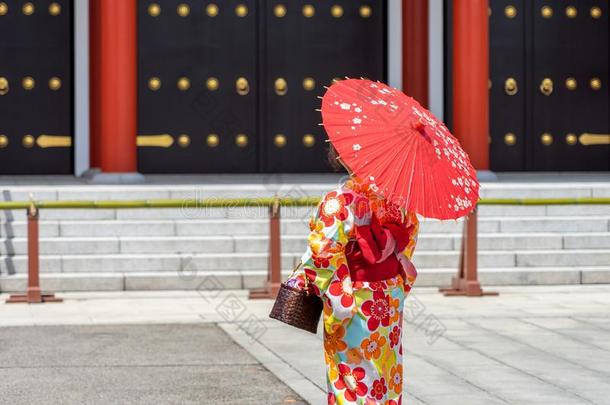 年幼的女孩使人疲乏的日本人和服起立采用前面关于森索吉