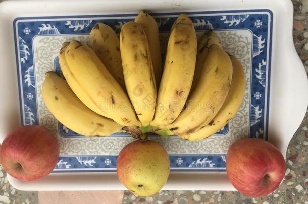 成果香蕉苹果和花或光黄色的.绿色植物