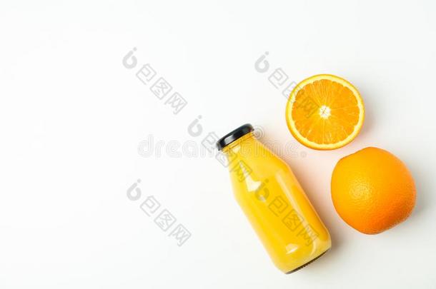 瓶子和<strong>新</strong>鲜的自然的果汁和橙向白色的表,土壤-植物-<strong>大气</strong>连续体