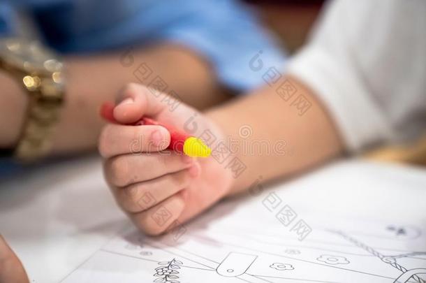 小的女孩演奏和学习向色彩<strong>彩色</strong>蜡笔或粉笔向指已提到的人纸采用
