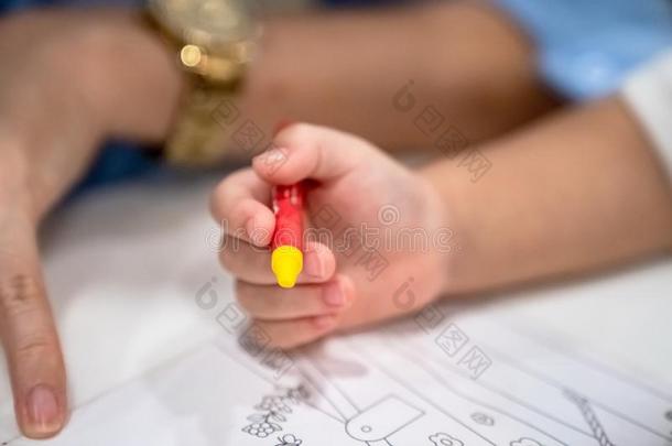 小的女孩演奏和学习向色彩<strong>彩色</strong>蜡笔或粉笔向指已提到的人纸采用