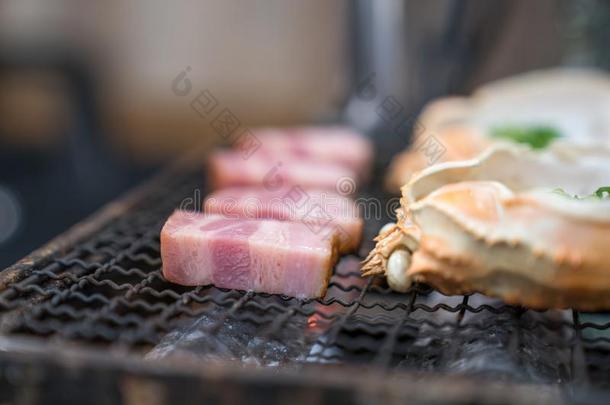 新鲜的蟹和猪肉是烤的向袖珍型的东西奋斗,采用地方的日本