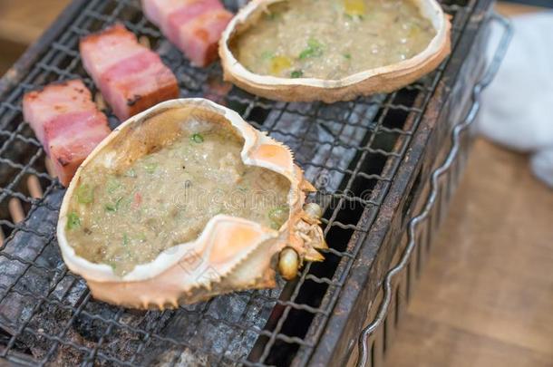 新鲜的蟹和猪肉是烤的向袖珍型的东西奋斗,采用地方的日本