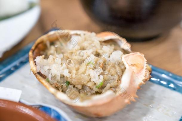 新鲜的蟹混合的和稻;是烤的向袖珍型的东西<strong>奋斗</strong>,采用地方的
