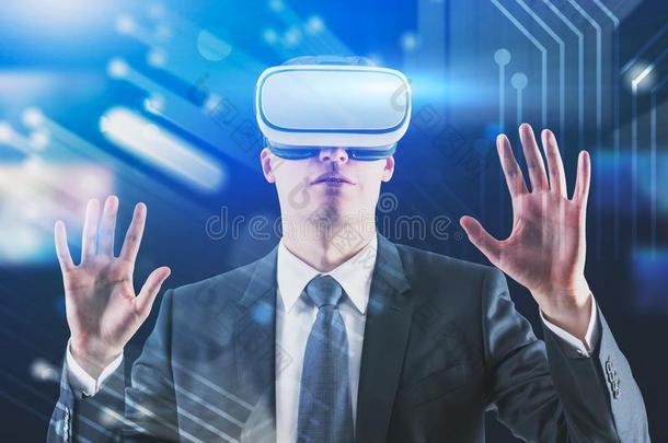 男人采用VirtualReality虚拟现实眼镜,科技采用terface