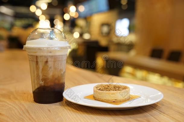 螺母焦糖月亮蛋糕和冰拿铁咖啡咖啡豆不中,向指已提到的人木材
