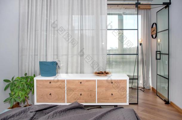 时髦的现代的设计和玻璃<strong>划分</strong>,极简抽象艺术的现代的床