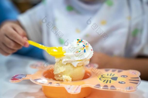 小孩是（be的三单形式吃冰-乳霜和鞭打乳霜采用指已提到的人冰乳霜餐馆