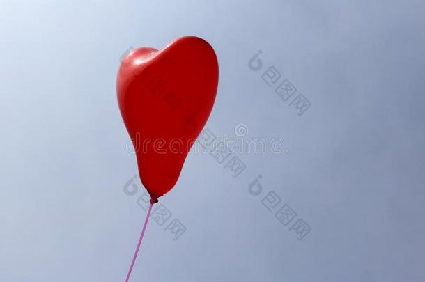 红色的心气球采用前面关于指已提到的人蓝色天
