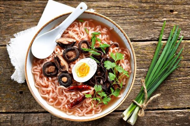 亚洲人拉面面条汤和蘑菇.素食者健康的食物.