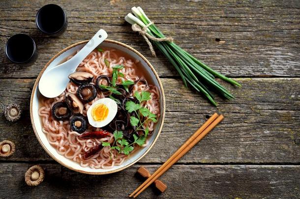 亚洲人拉面面条汤和蘑菇.素食者健康的食物.