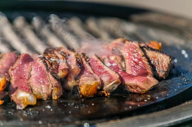 新鲜的,美味的烤的肉.烧烤牛排向barbecue吃烤烧肉的野餐.