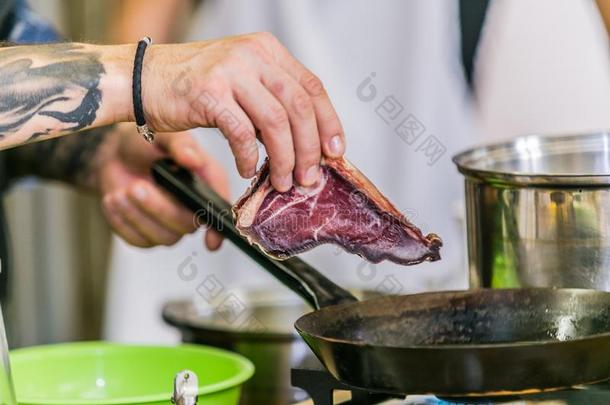 烧<strong>烤牛排</strong>向烧<strong>烤</strong>平底锅.Beef<strong>牛排</strong>烹饪术向一厨房