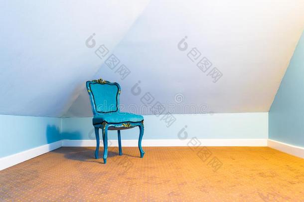 蓝色椅子隔离的采用一空的阁楼房间,采用一角落,和toxicunit有毒的单位