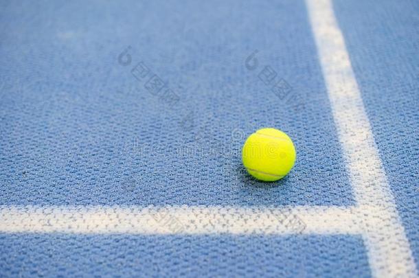 网球球室内的向网球法院,白色的线条