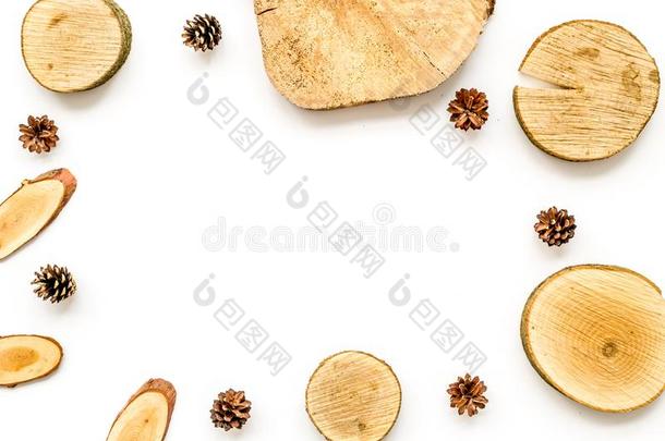 木制的树桩和松树圆锥细胞框架为博客背景顶看法