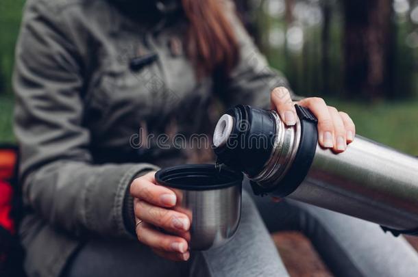 女人旅行者涌出热的茶水出局关于热水瓶采用spr采用g森林.凸轮