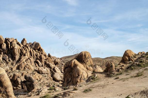 徒步旅行小路在上面多岩石的沙漠风景齿状山脊<strong>内华达</strong>州亚拉巴马小山