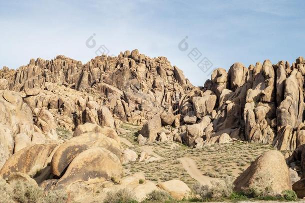 徒步旅行小路在上面多岩石的沙漠风景齿状山脊<strong>内华达</strong>州亚拉巴马小山