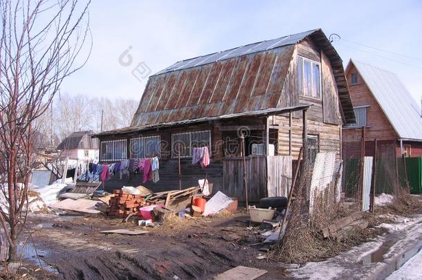 蓬乱的老的木制的房屋采用一holid一yvill一ge悬和L一undry