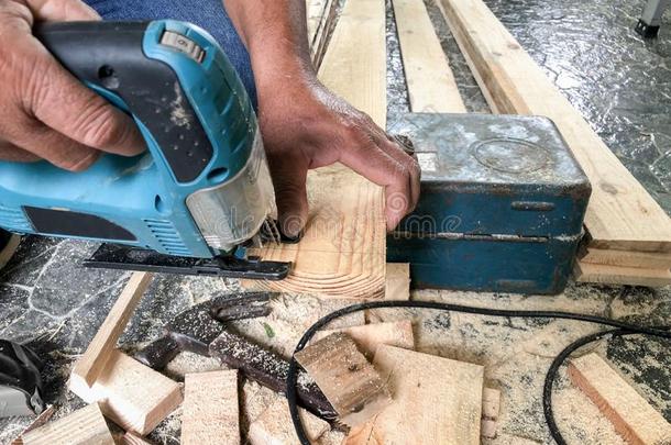 木工用来表示某人或某物即主语本身锯指已提到的人木材