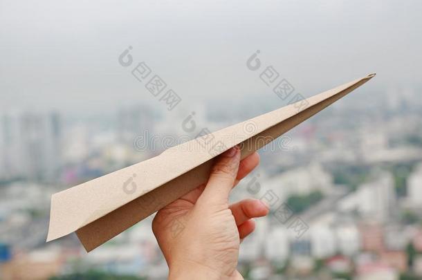 棕色的飞机火箭纸采用手折叠向成功向污迹背