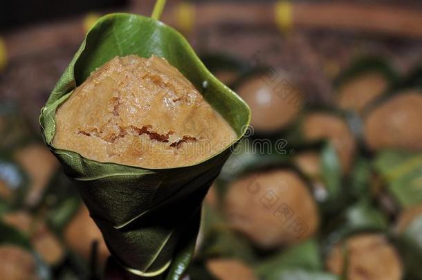 英文字母q阿佩姆.蛋糕使从稻面粉有包装的采用木菠萝树叶