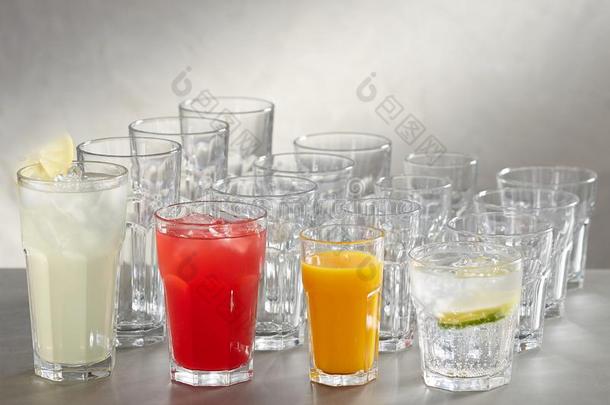 果汁眼镜-空的,红色的果汁,白色的果汁和玫瑰果汁.