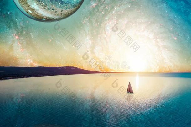 如梦的幻想风景关于孤单的帆船帆船运动在日落在近处