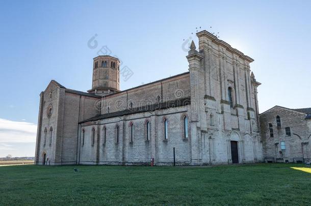 天主教加尔都西会教士修道院坐落的采用指已提到的人郊外关于中垛采用意大利: