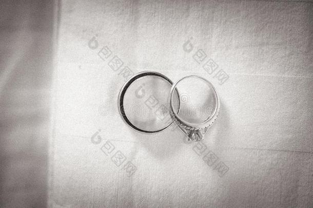 两个婚礼戒指向一织地粗糙的b一ckground