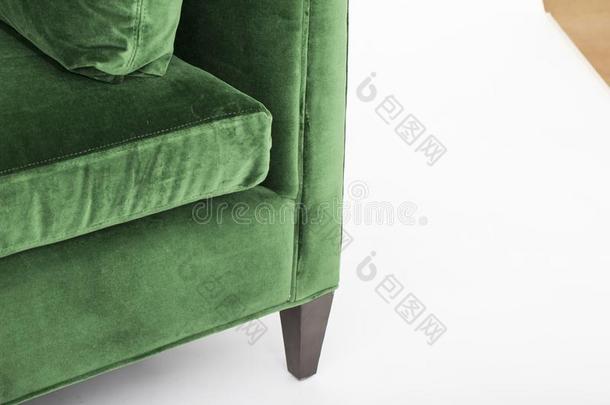 绿色的沙发隔离的向白色的背景.一坐卧两用沙发长沙发椅向一whiteiron白铁