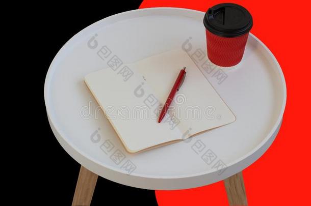 敞开的空的空白的笔记纸和红色的笔,红色的卡纸板杯子关于英语字母表的第3个字母