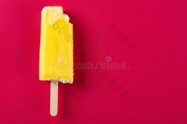 黄色的冰棒和一咬向红色的b一ckground
