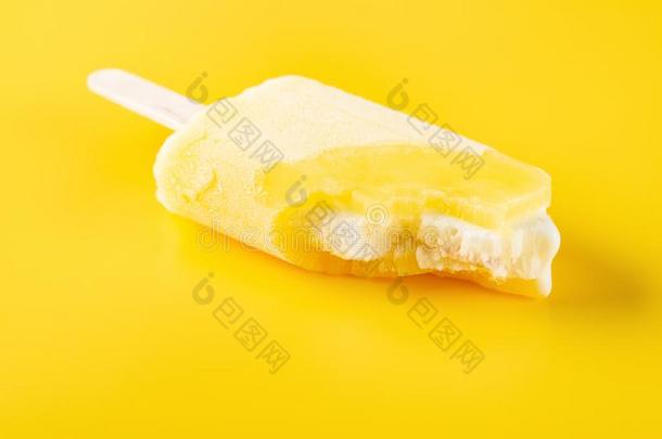 黄色的冰棒和咬向一黄色的b一ckground