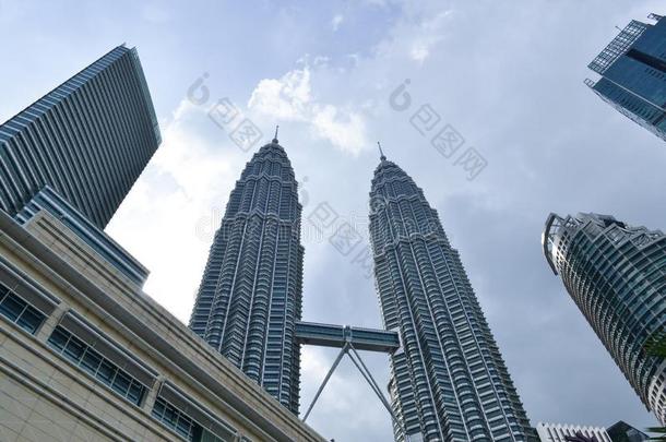 马来西亚石油公司总部所在地：马来西亚主要业务：炼油孪生儿之一塔采用吉隆坡吉隆坡首都关于马来西亚