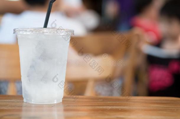 喝饮料<strong>冰水</strong>和冰立方形采用塑料制品玻璃