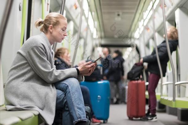 美丽的白肤金发碧眼女人女人使人疲乏的冬上衣阅读向指已提到的人ph向e