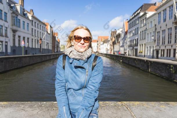 女人坐在近处水向一月先锋艾克正方形采用丝经棉纬缎纹布,比利时
