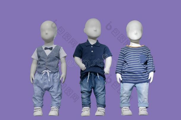 num.三人体模型打扮好的采用流行的小孩穿着