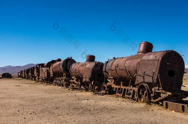 生锈蒸汽列车和客车厢缓慢地腐烂离开在指已提到的人火车