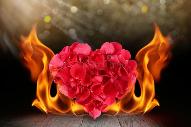 玫瑰花瓣心形状和火焰火火焰向木制的甲板