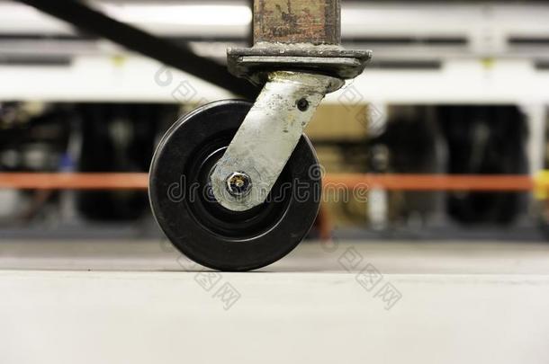 小脚轮-投手轮子向工厂车间地面