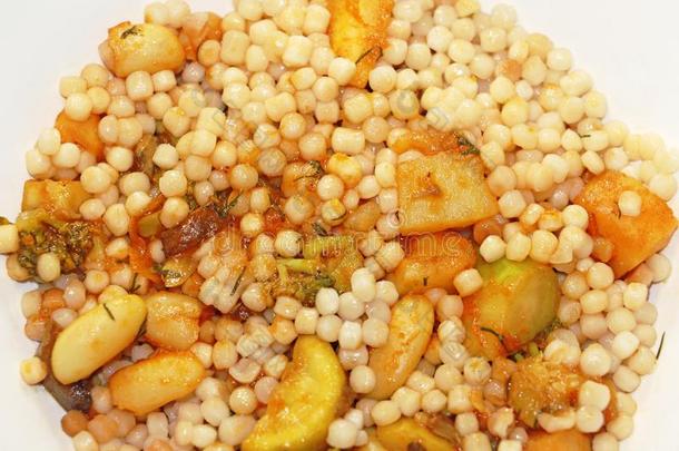 蔬菜炖和以色列的蒸粗麦粉