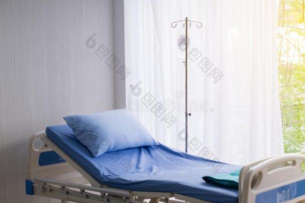 空的病床在医院房间为支持的p在ients