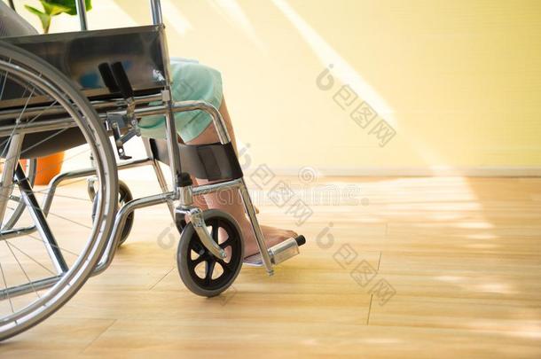 关在上面关于女人患者在期间一次向指已提到的人轮椅在int.引人注意