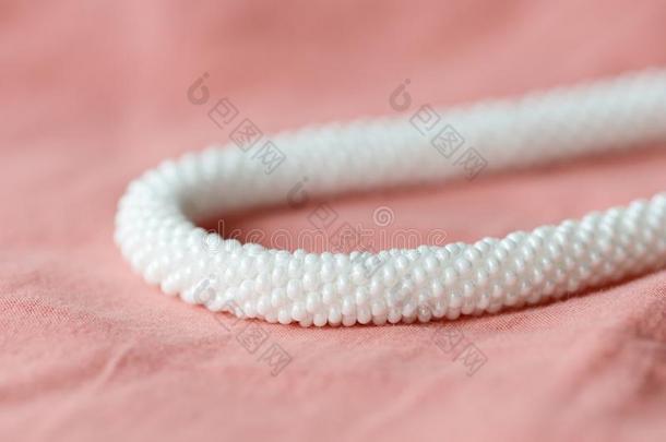 白色的饰以珠的项链向一纺织品b一ckgroundcor一l颜色